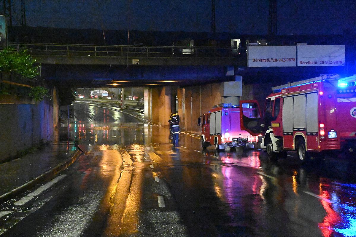 Az összegyűlt esővíz elvezetésén dolgoznak a tűzoltók a Könyves Kálmán körút és a Kőbányai út kereszteződése közelében lévő vasúti felüljáró alatt 2023. június 7-én.