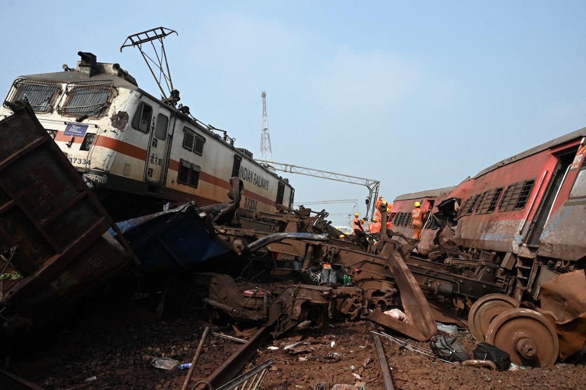 Óriási vonatbaleset történt az indiai Orisza államban péntek este