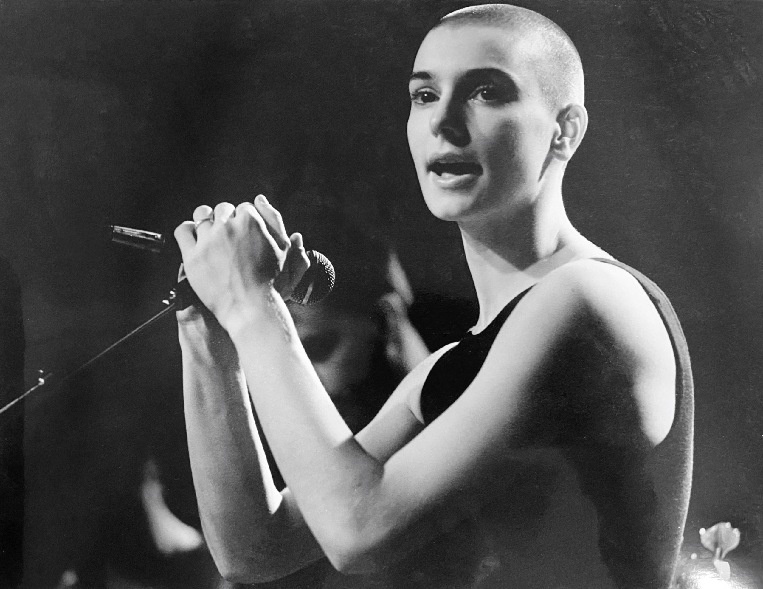 56 éves korában elhunyt Sinéad O'Connor. A felvételen az ír énekesnő látható, az 1980-as évek végéről készült, dátum nélküli fotón, a kanadai Vancouverben.