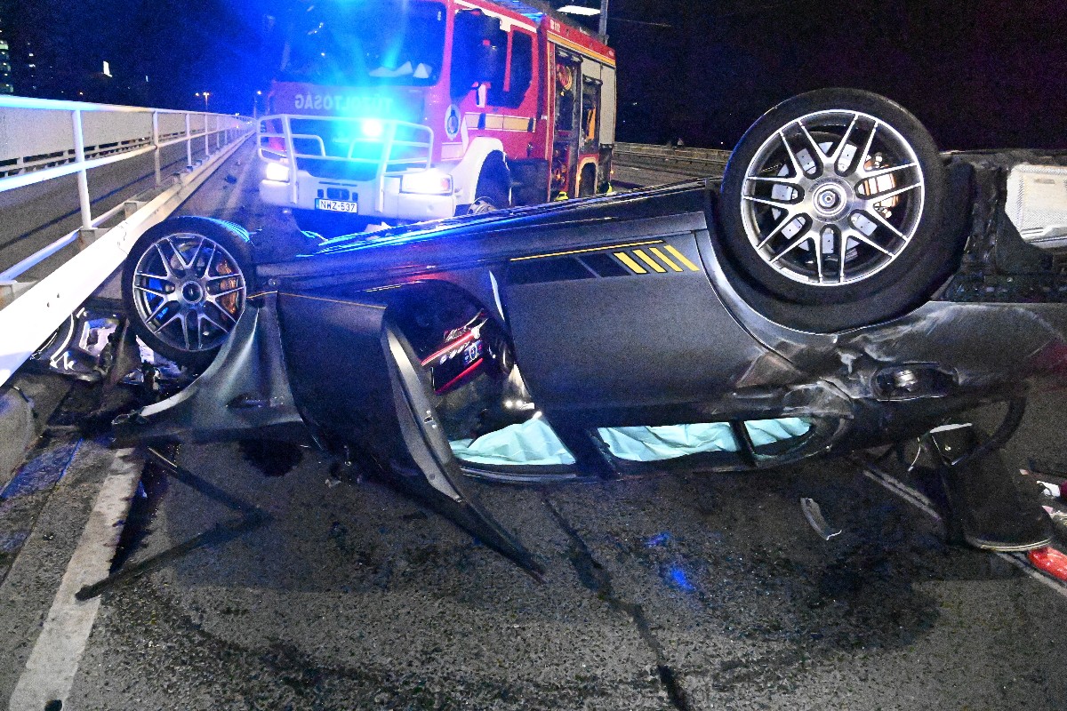 Halálos karambol történt az Árpád hídon, melynek során egy autó elgázolt egy kerékpárost, majd egy kocsiba csapódott.