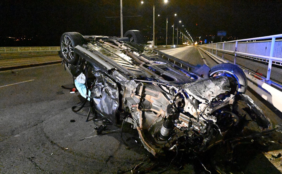 Két autó összeütközött szombaton éjfél után az Árpád hídon, miután az egyik elgázolt egy kerékpárost.