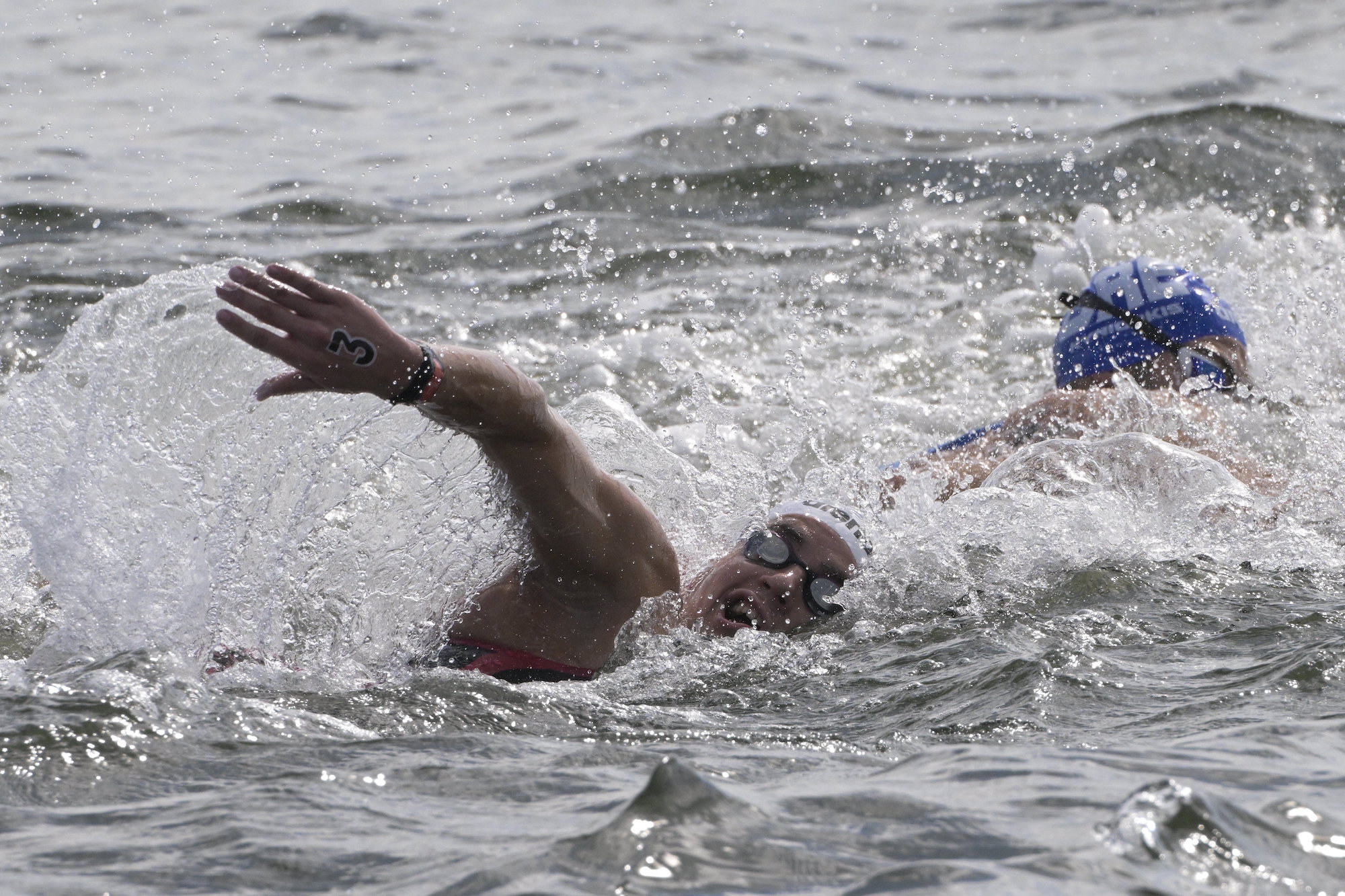 Betlehem Dávid a férfi nyílt vízi úszók 10 kilométeres versenyében a fukuokai vizes világbajnokságon 2023. július 16-án.