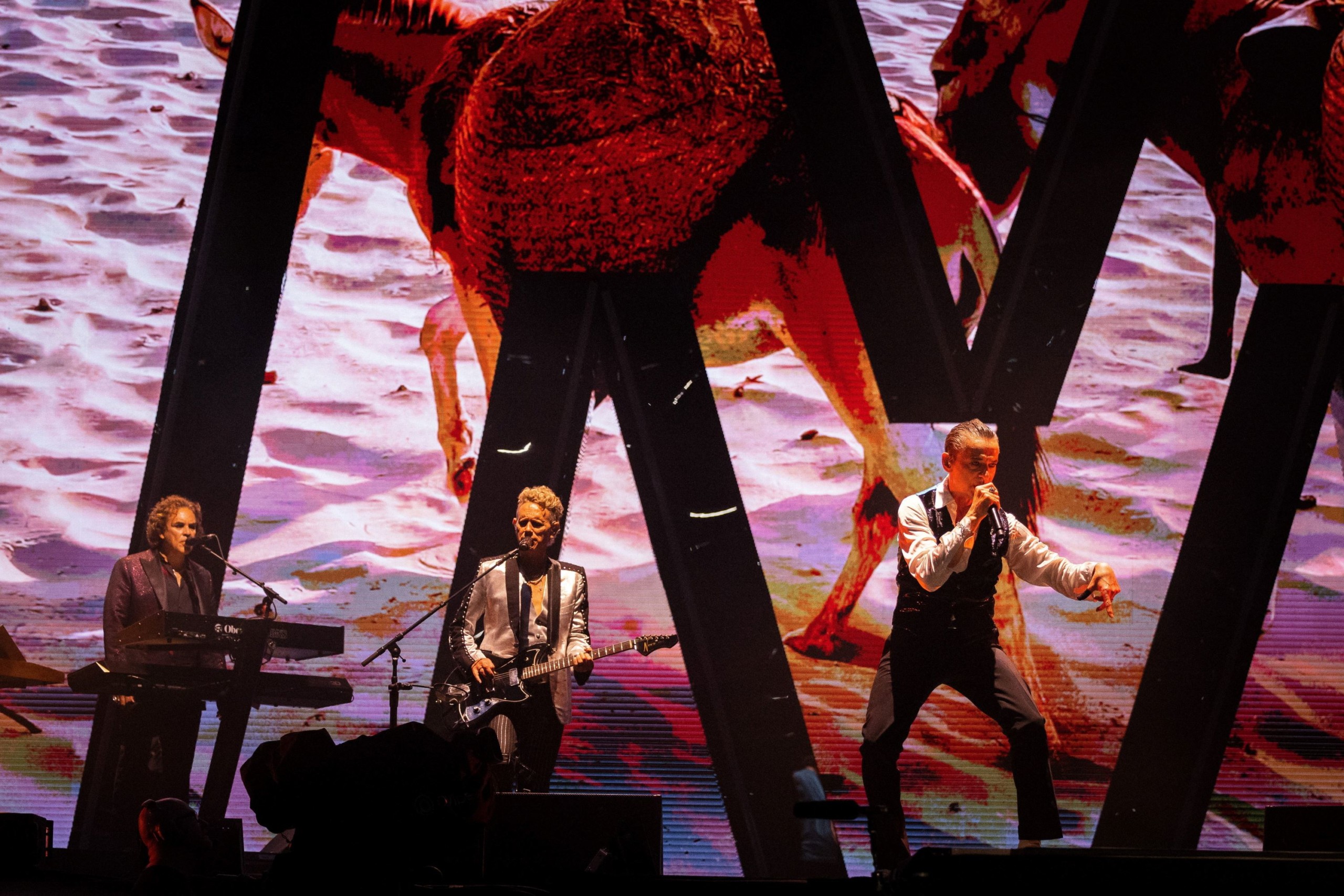 Lelátórengető koncertet adott a Depeche Mode Budapesten.