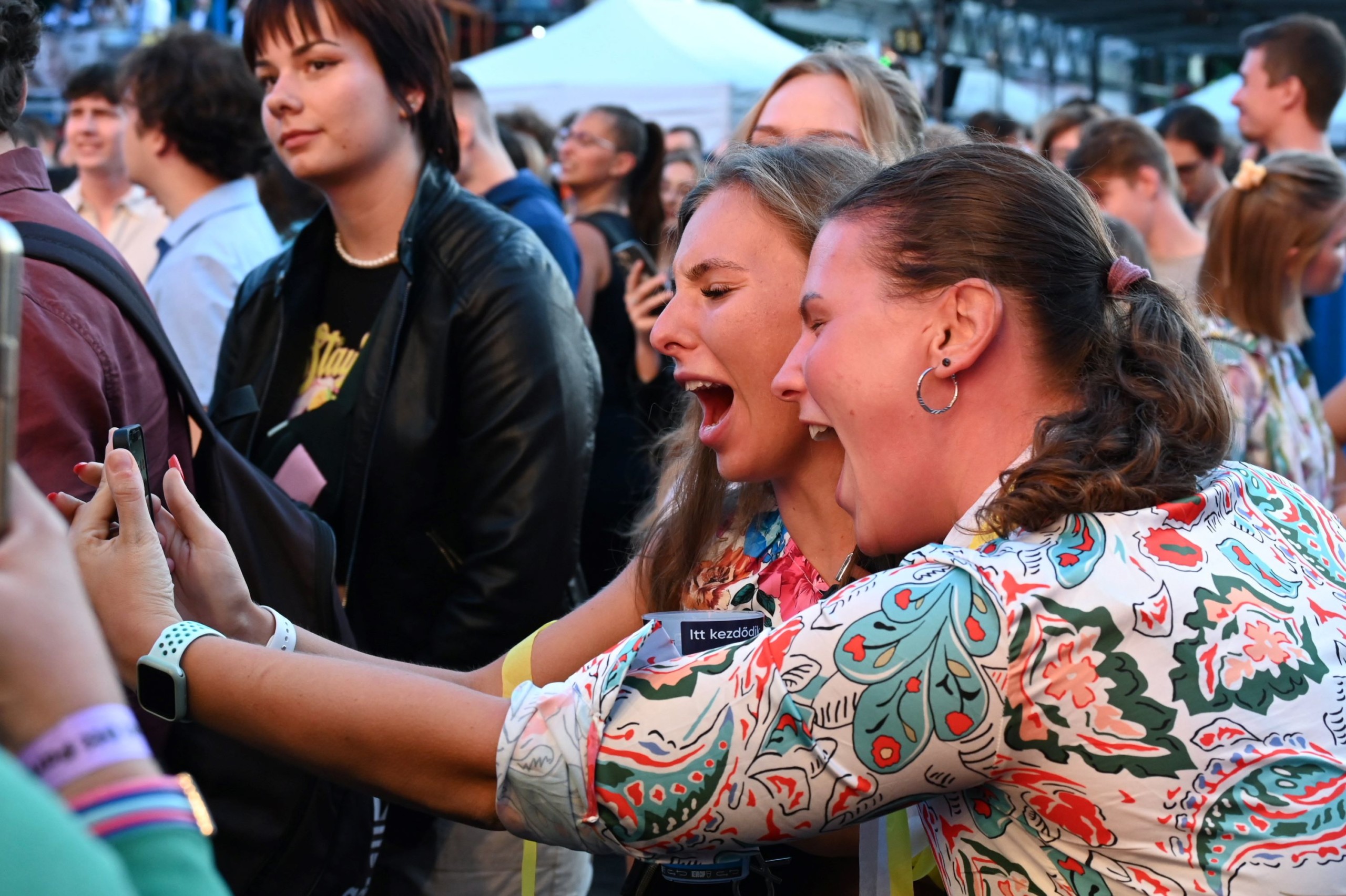 Lányok örülnek a sikeres felvételinek.