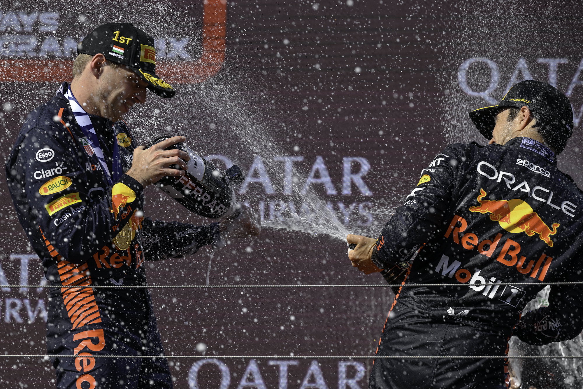 Max Verstappen és Sergio Pérez ünnepel.