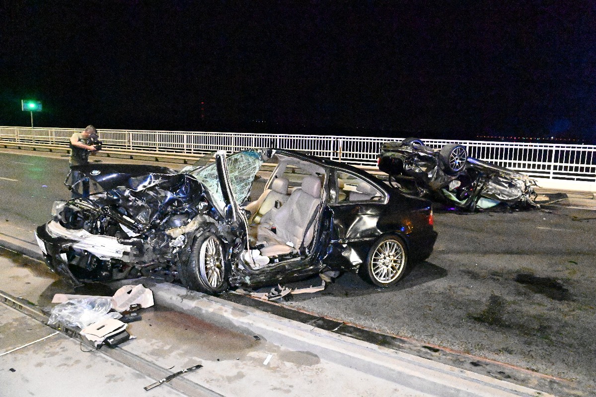 Teljesen szétszakadt autó az Árpád hídon, mögötte egy másik, amellyel ütközött