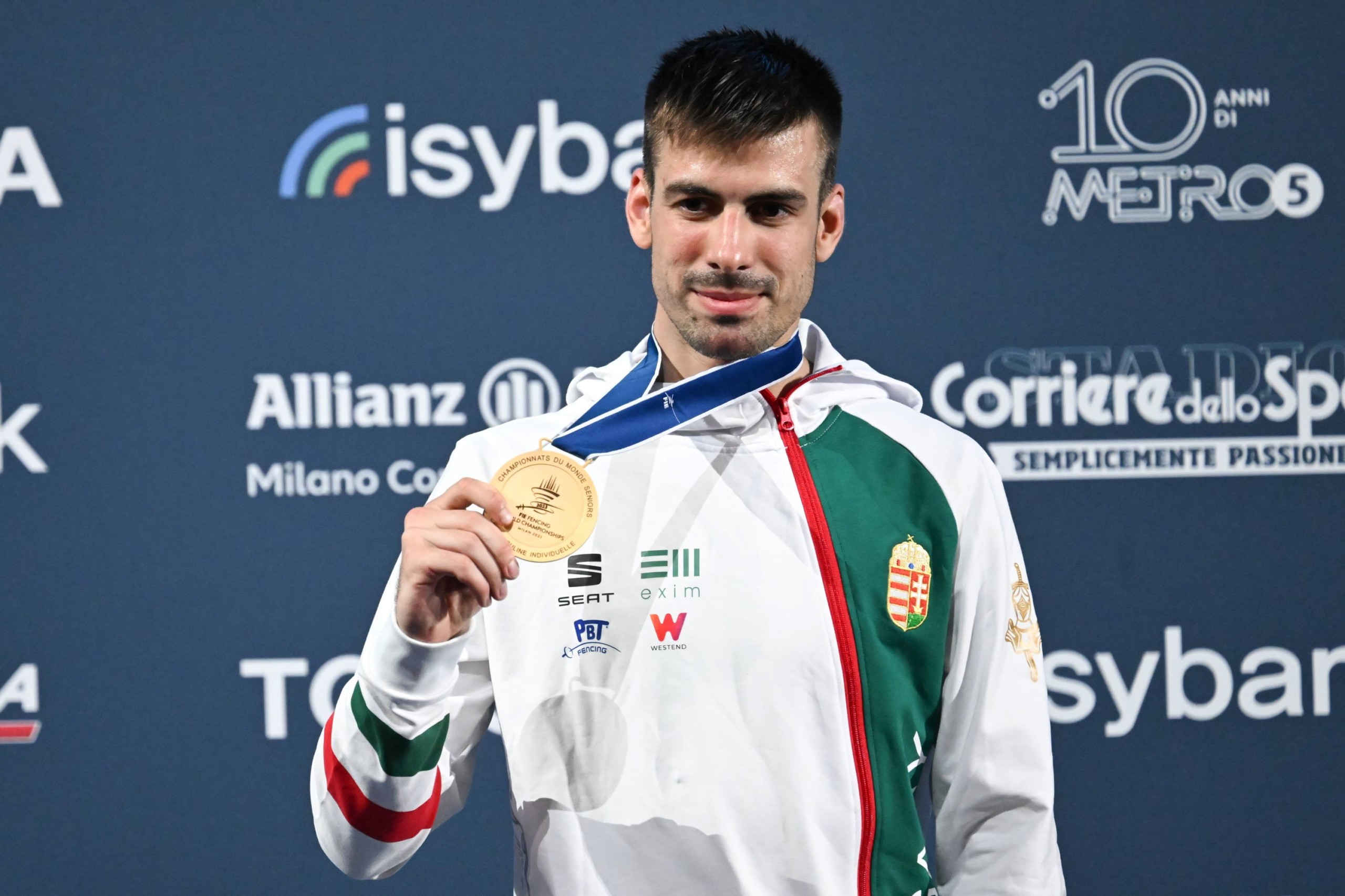 Az aranyérmes Koch Máté a férfi párbajtőrverseny eredményhirdetésén a milánói vívó-világbajnokságon