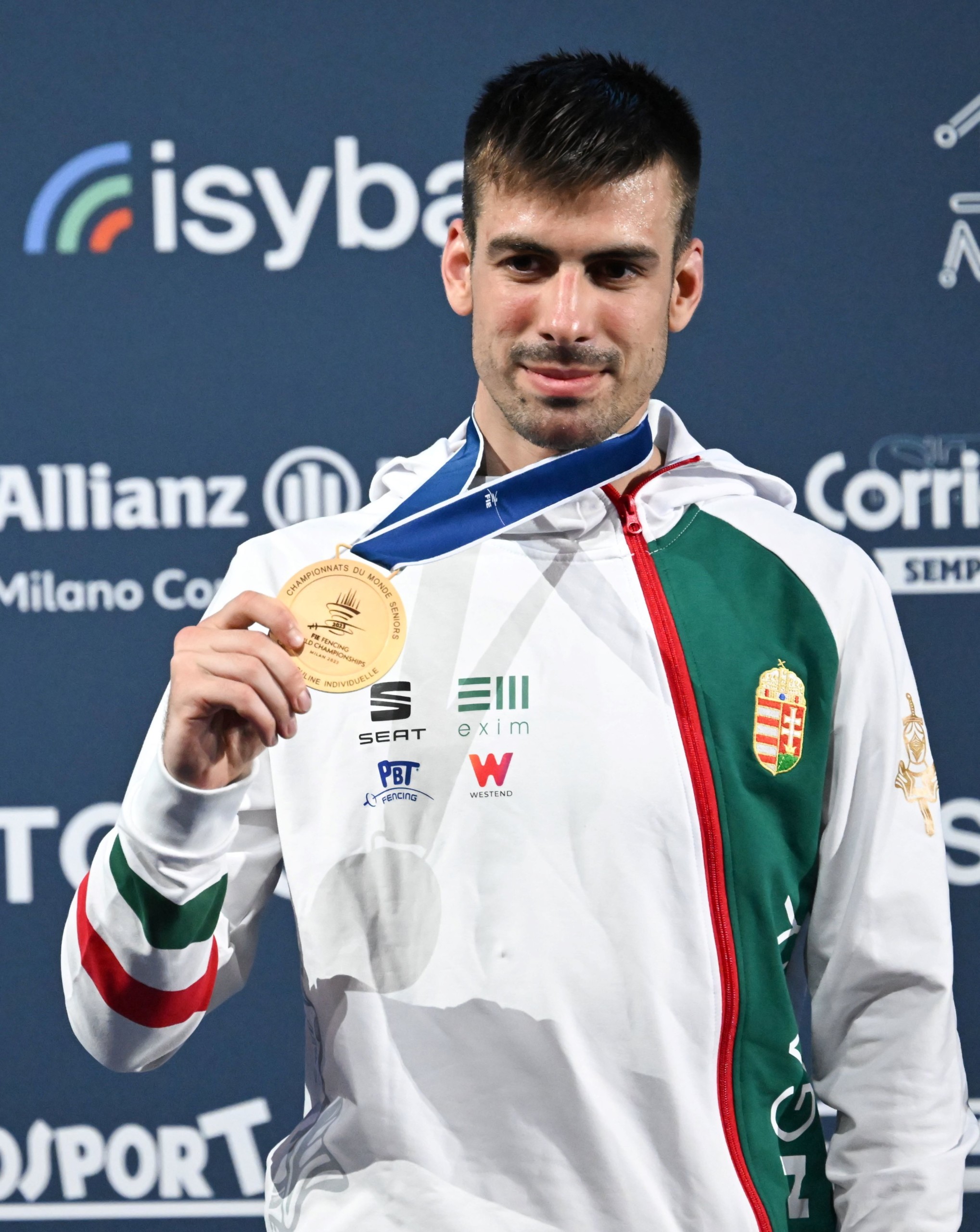 Az aranyérmes Koch Máté a férfi párbajtőrverseny eredményhirdetésén a milánói vívó-világbajnokságon 2023. július 26-án.