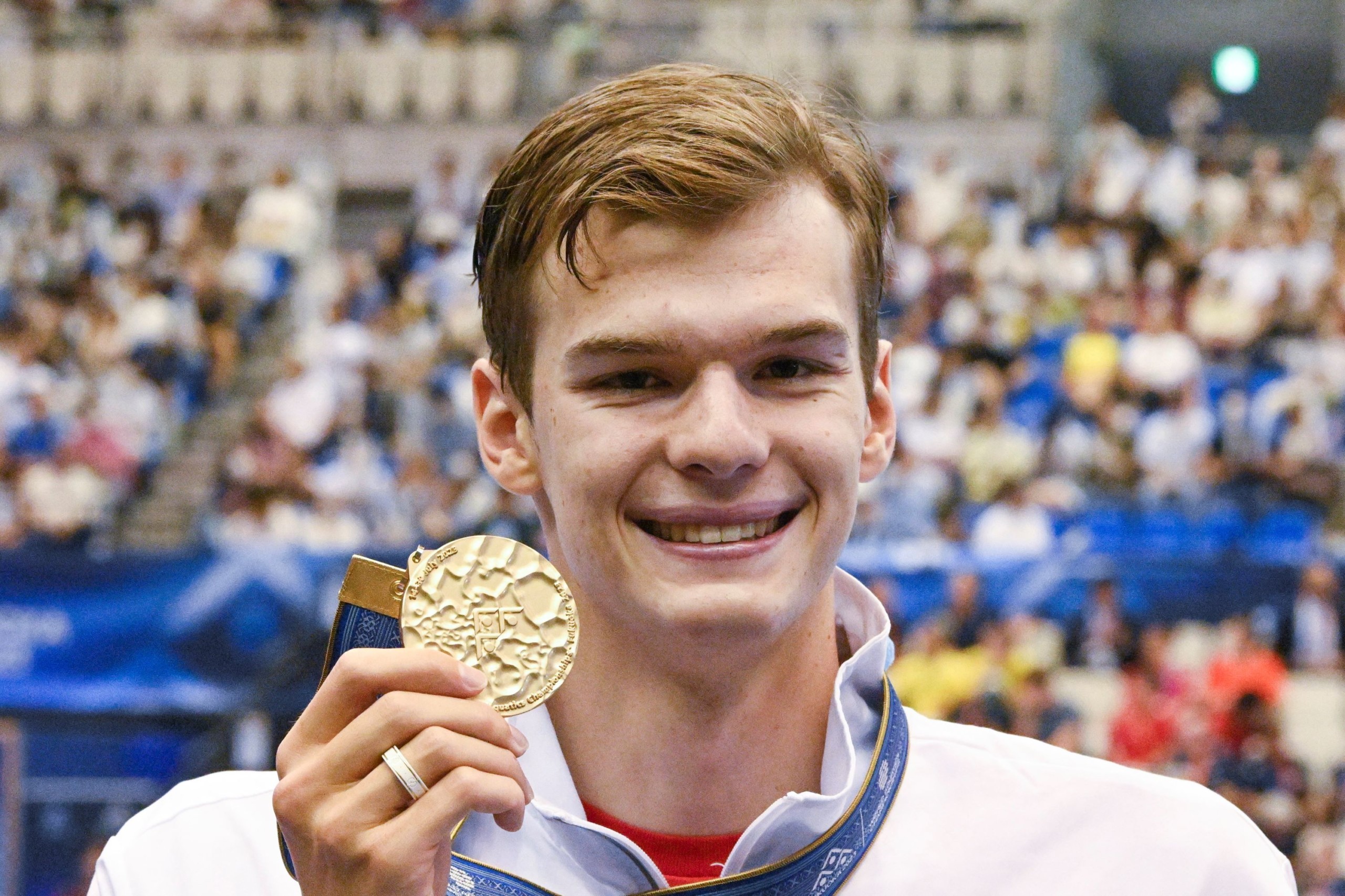 Az aranyérmes Kós Hubert a férfi 200 méteres hátúszás eredményhirdetése után a fukuokai vizes világbajnokságon 2023. július 28-án.