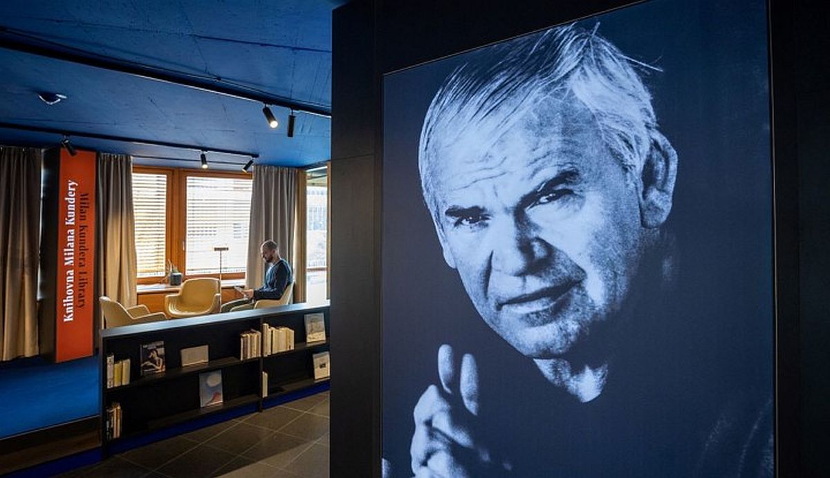 Milan Kundera fotója a róla elnevezett könyvtárban.