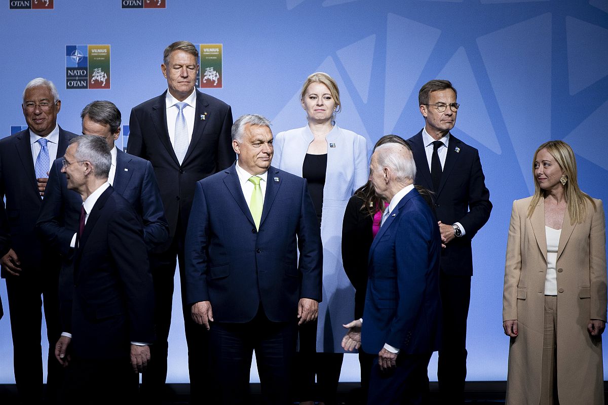 A kézfogás előtti pillanat Orbán Viktor és Joe Biden között a NATO csúcstalálkozóján Vilniusban 2023. július 11-én.