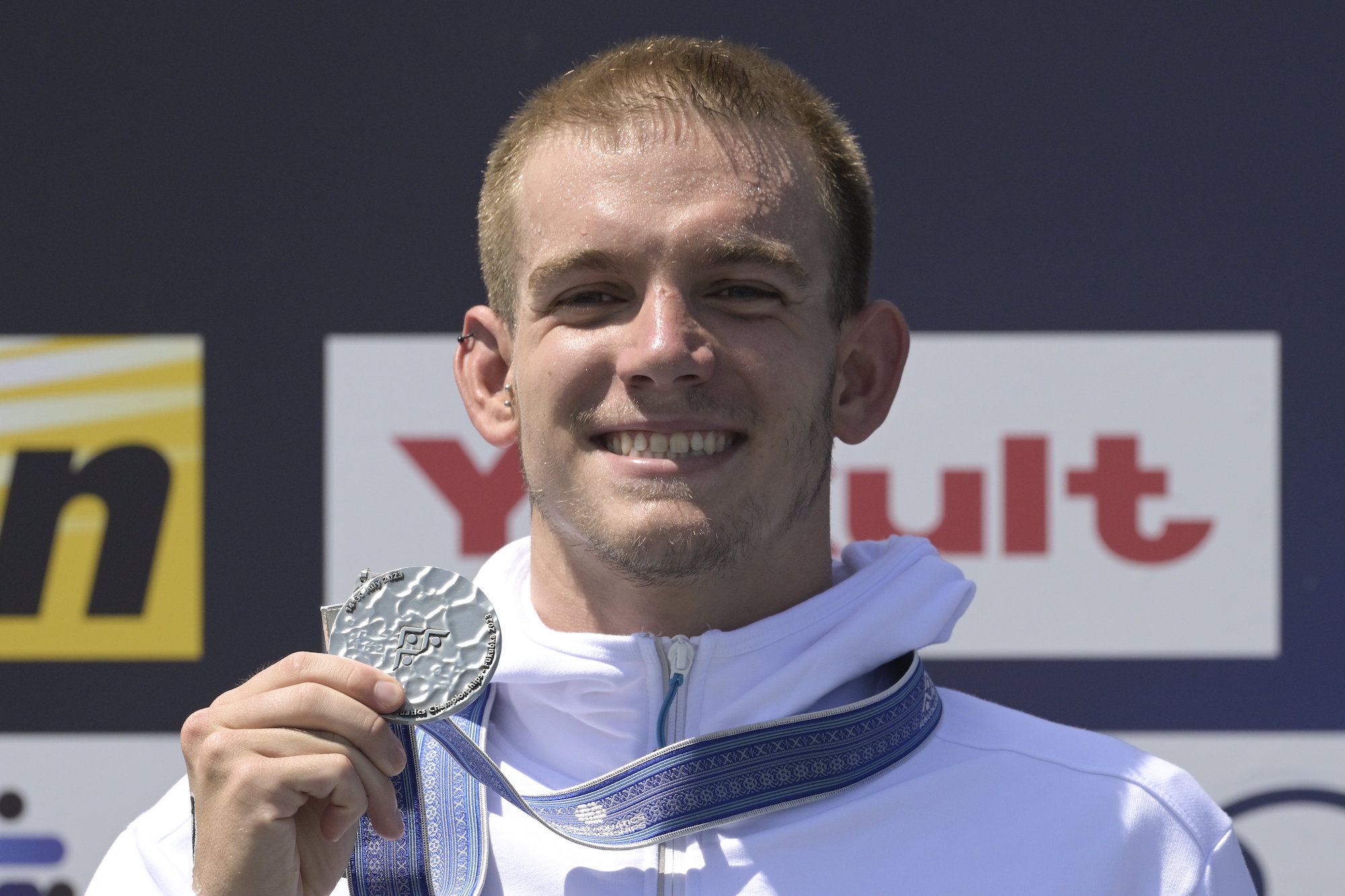Az ezüstérmes Rasovszky Kristóf a nyílt vízi úszók 10 kilométeres versenyének eredményhirdetésén a fukuokai vizes világbajnokságon.