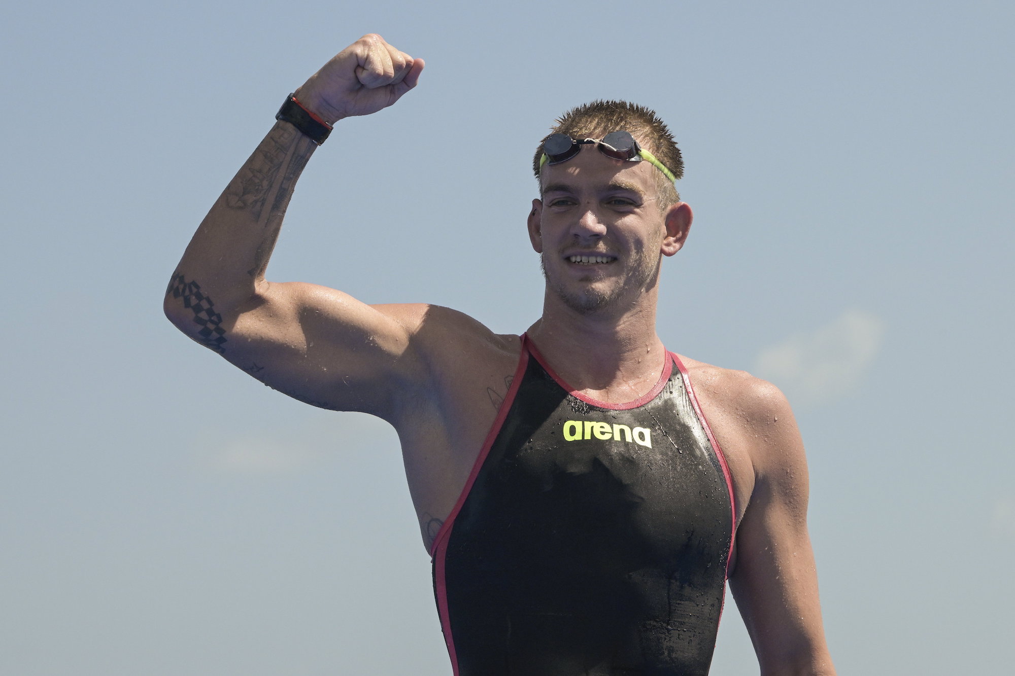 Rasovszky Kristóf a nyílt vízi úszók 10 kilométeres versenye után ünnepli a második helyezését.