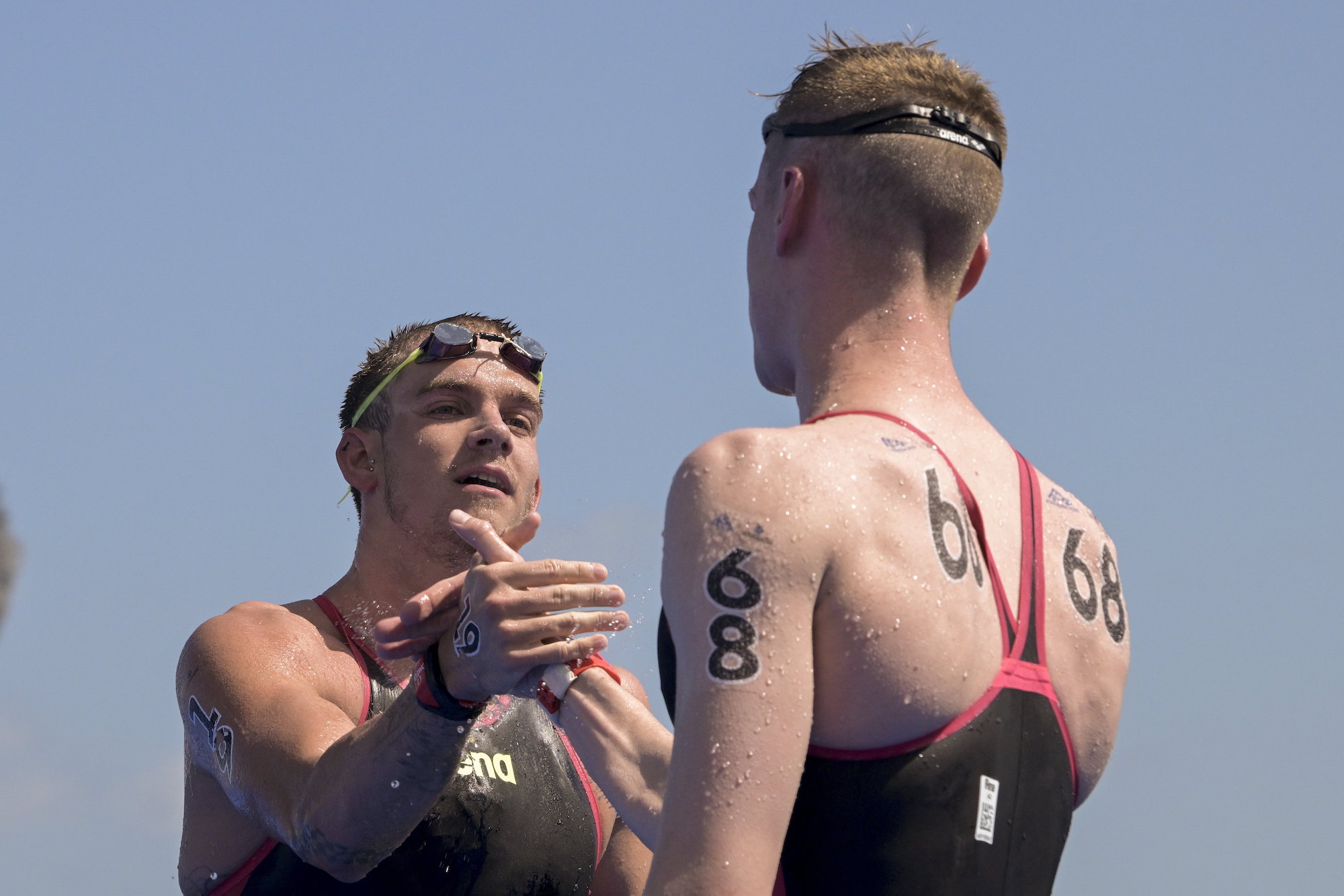 Az ezüstérmes Rasovszky Kristóf és a győztes német Florian Wellbrock a nyílt vízi úszók 10 kilométeres versenye után a fukuokai vizes világbajnokságon.