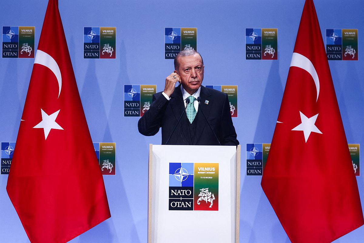 Recep Tayyip Erdogan török elnök sajtótájékoztatót tart a NATO-csúcson.