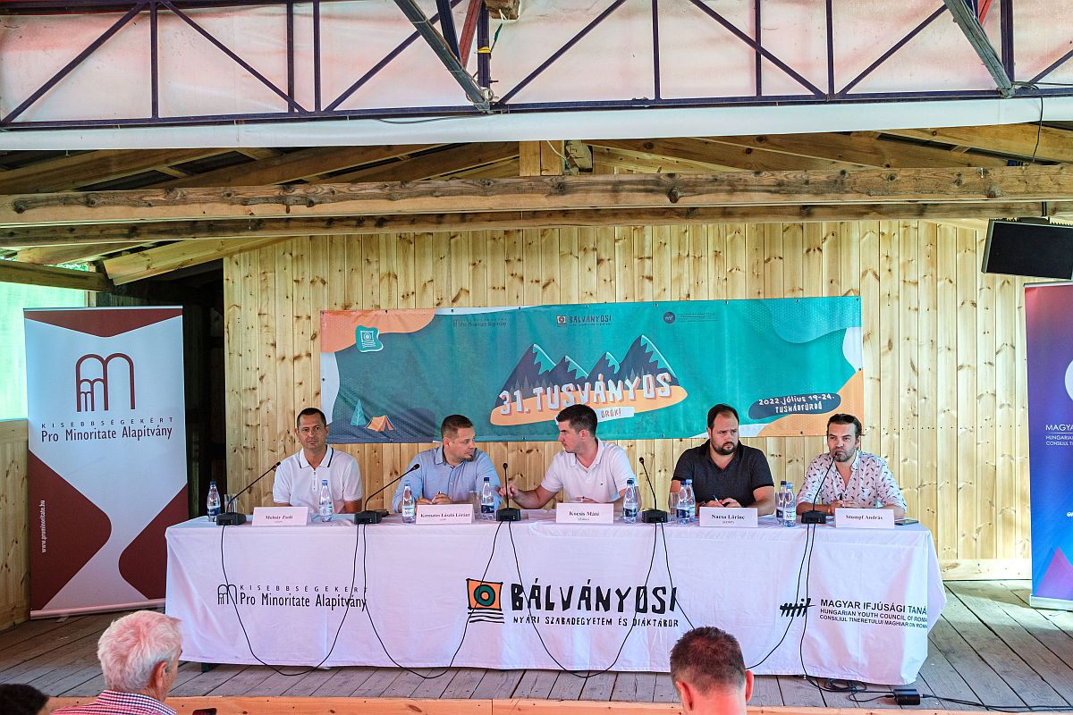 Politikusok beszélgetnek Tusványoson.