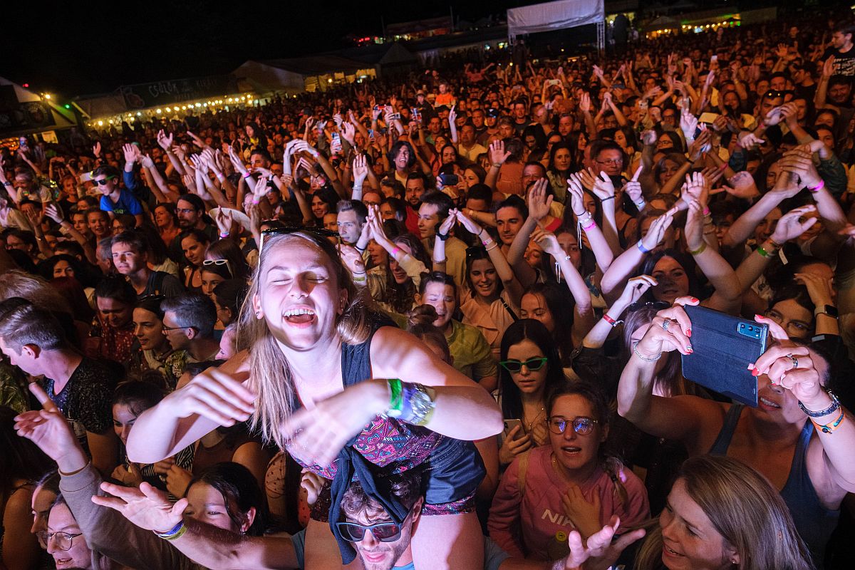 Közönség a Bagossy Brothers Company zenekar koncertjén a 31. Bálványosi Nyári Szabadegyetem és Diáktáborban az erdélyi Tusnádfürdőn 2022. július 21-én.