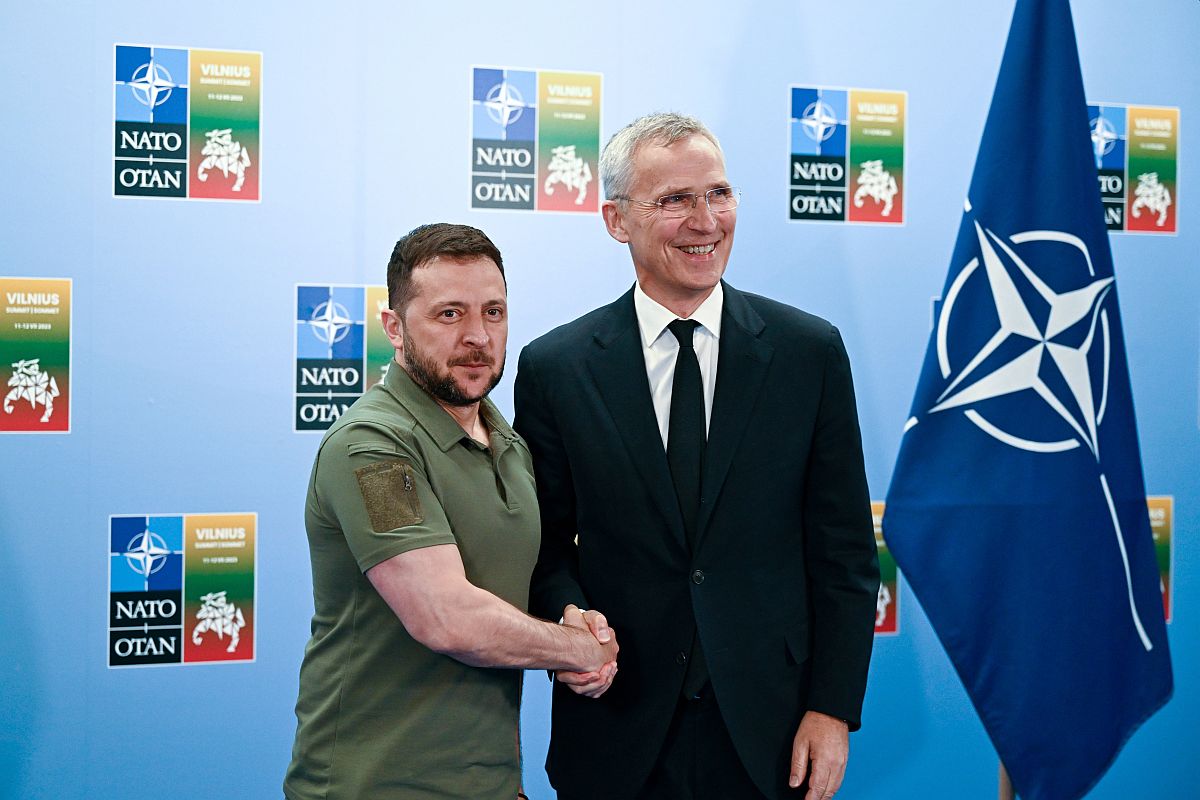 Volodimir Zelenszkij ukrán elnök és Jens Stoltenberg NATO-főtitkár kezet fog kétoldalú találkozójuk előtt a NATO-tagországok csúcstalálkozójának második napi tanácskozásán Vilniusban 2023. július 12-én.