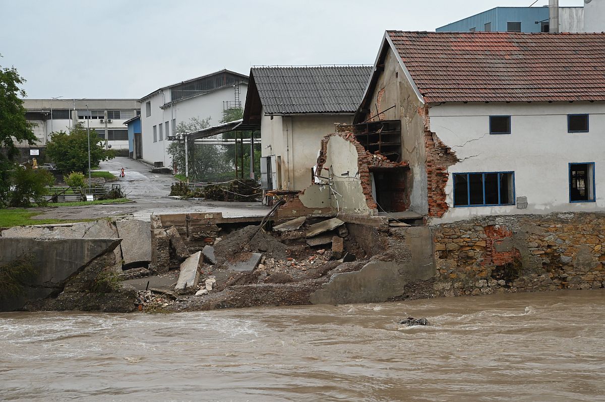 Áradás megrongálta ház a szlovéniai Skofja Lokában.