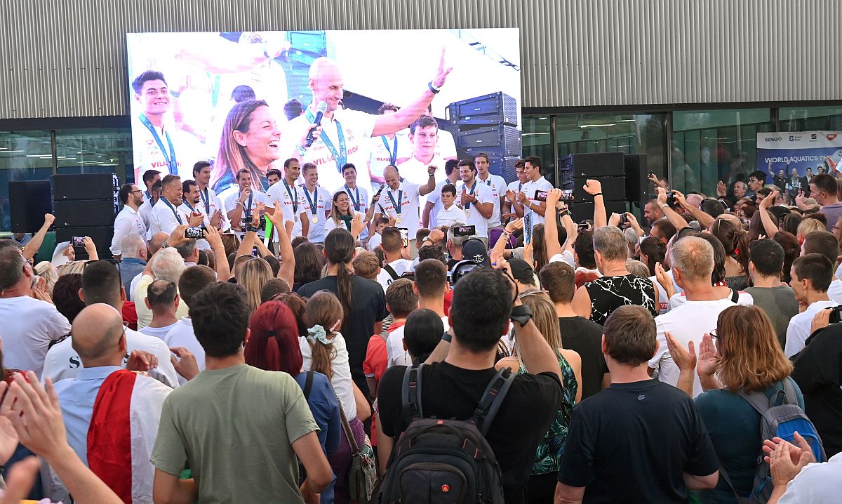 A Fukuokában világbajnoki címet szerző magyar férfi vízilabda-válogatottat köszöntik a szurkolók a Duna Arénában 2023. július 31-én.