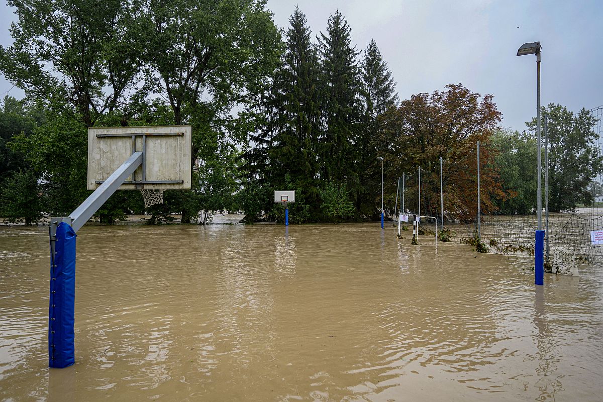 Elárasztott kosárlabdapálya a dél-kelet szlovéniai Krsko településen.