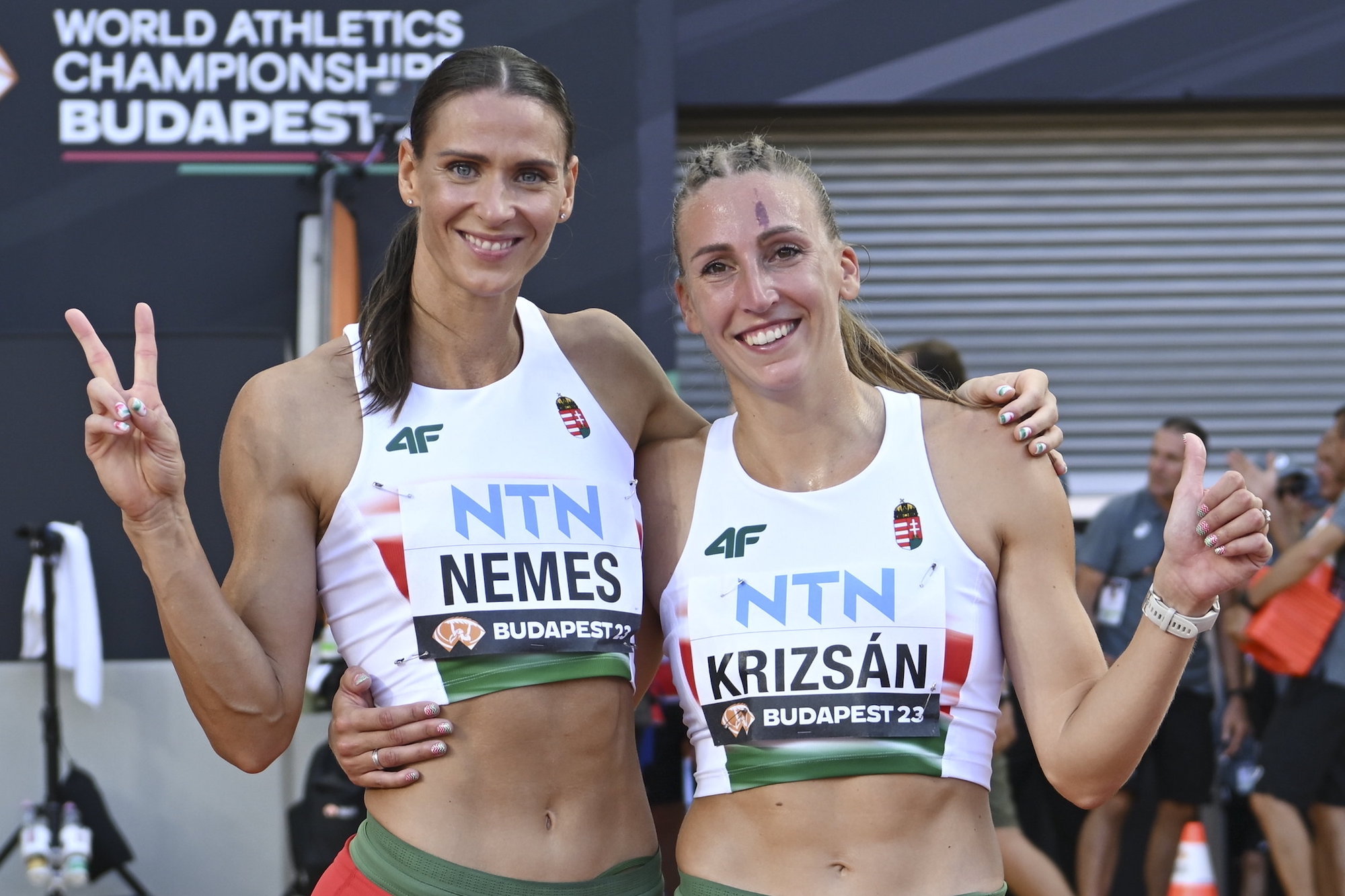 Nemes Rita és Krizsán Xénia a női hétpróba 800 méteres síkfutás száma után a budapesti atlétikai világbajnokságon.