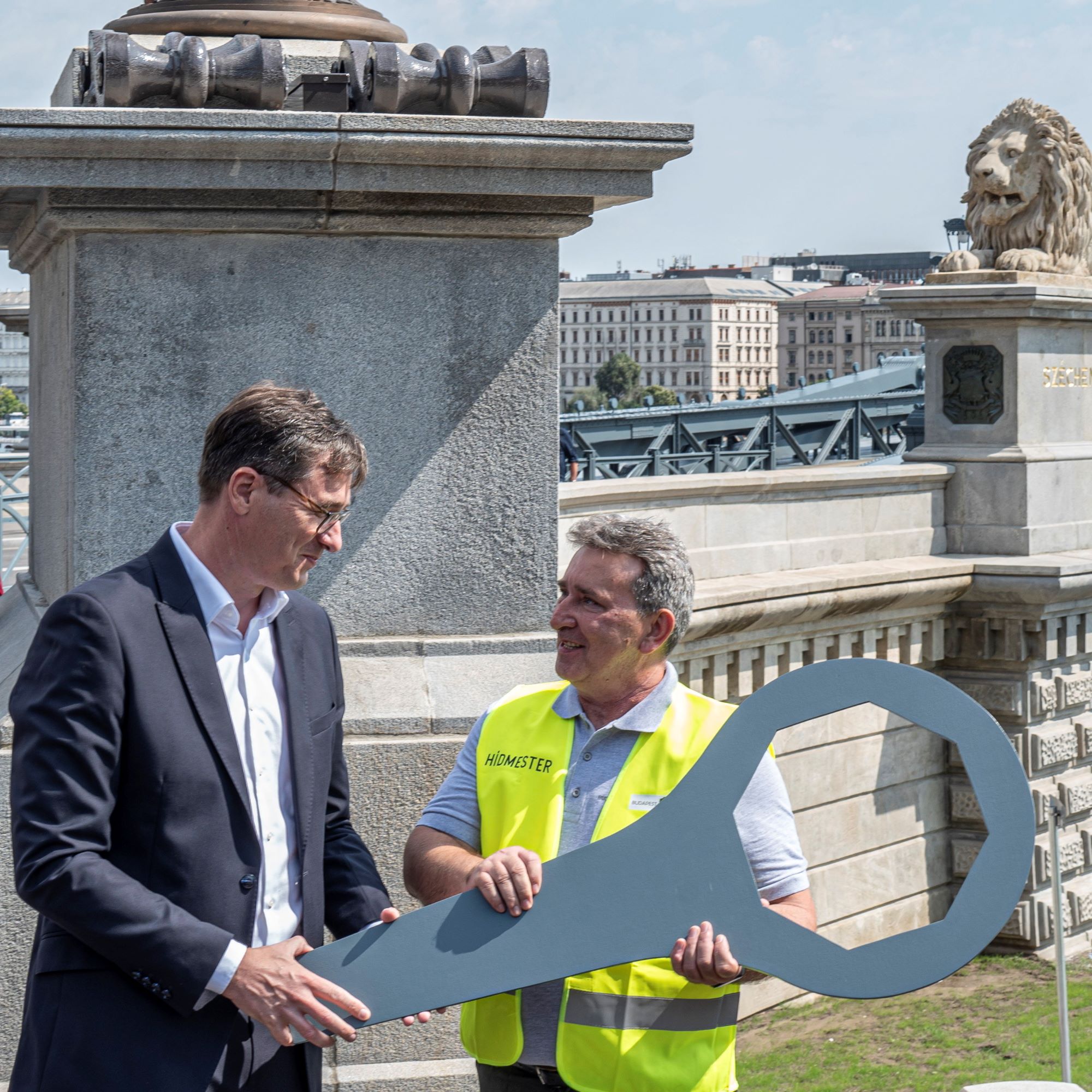 Karácsony Gergely főpolgármester (b) átadja a Lánchíd egyik csavarkulcsát Fazekas János hídmesternek 