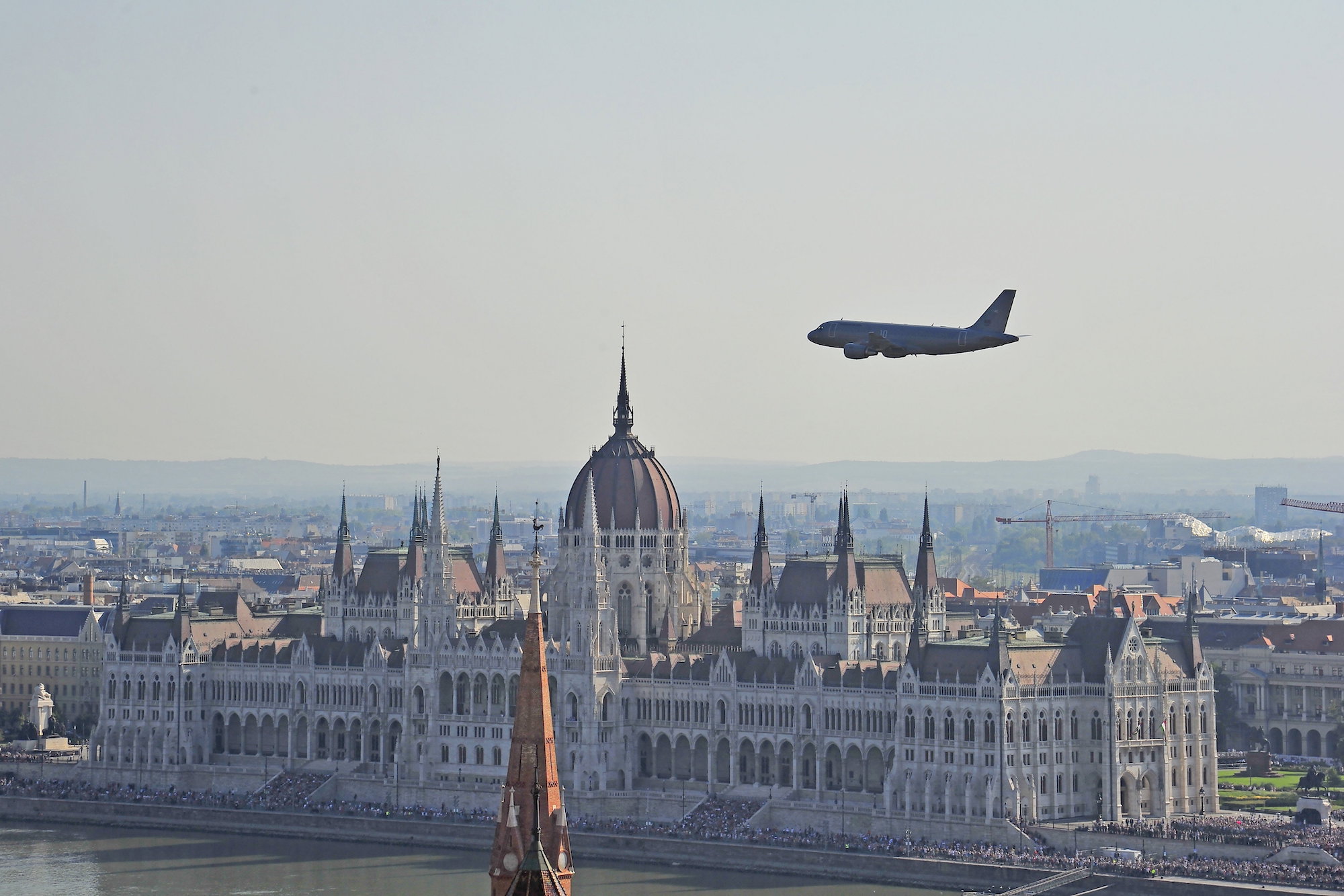 A Magyar Honvédség A319 szállító repülőgépének díszelgő áthúzása a Duna felett.