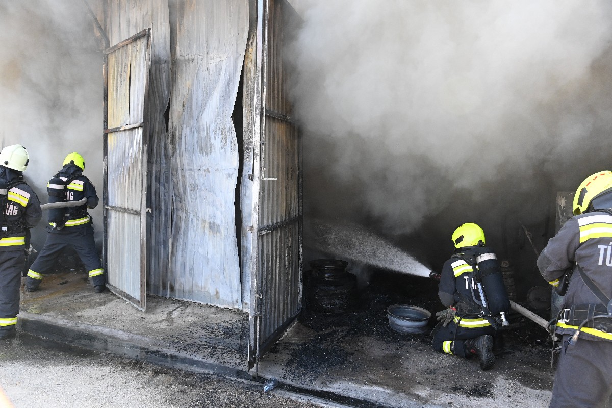 A fővárosi hivatásos tűzoltók három vízsugárral fékezték meg a lángokat