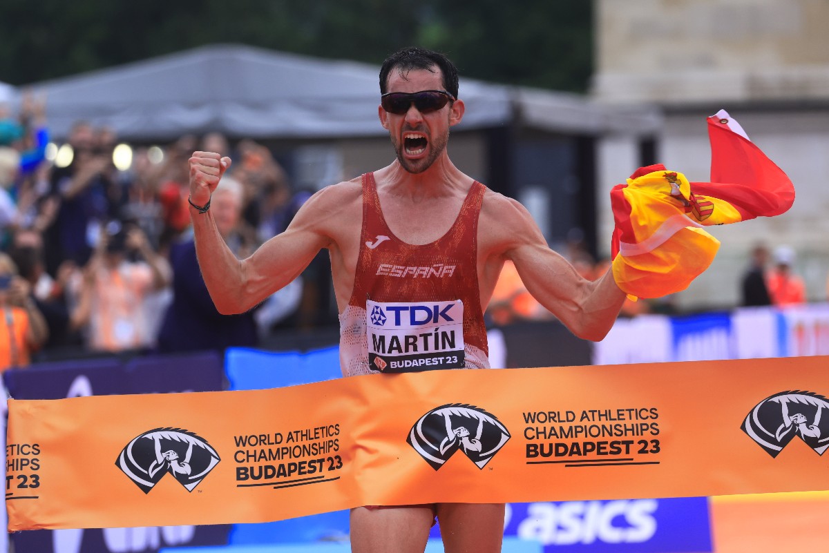 A spanyol Álvaro Martín a célban a férfi 20 kilométeres gyaloglás versenyszámban a budapesti atlétikai világbajnokságon a Hősök terén 2023. augusztus 19-én.