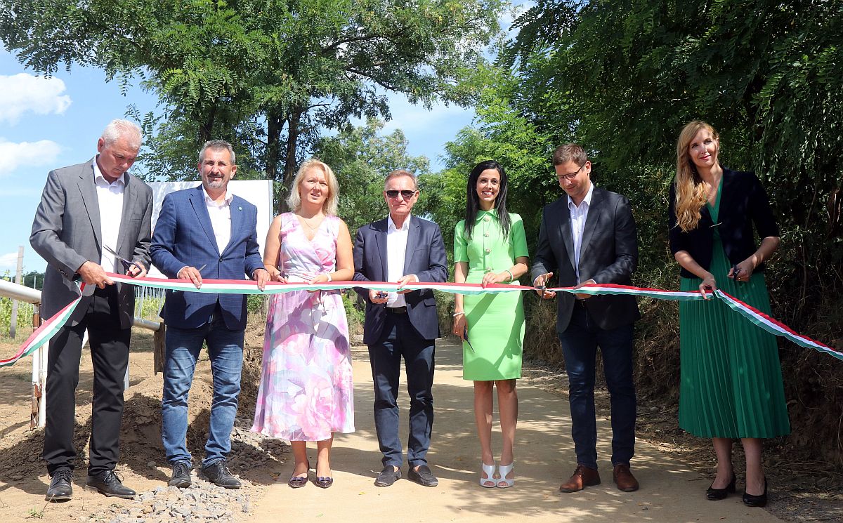 A Tarcali dűlőút átadása.