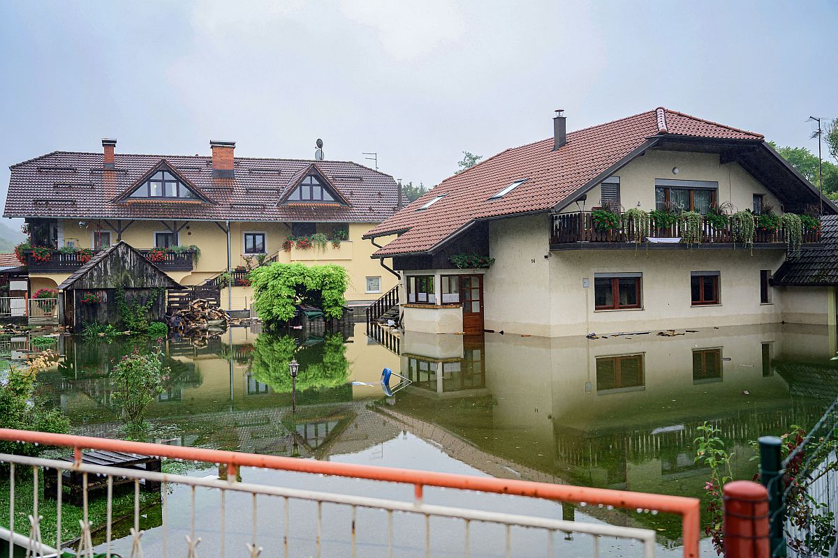 A Krka folyó elárasztotta házak Velike Malence településen 2023.08.05-én.