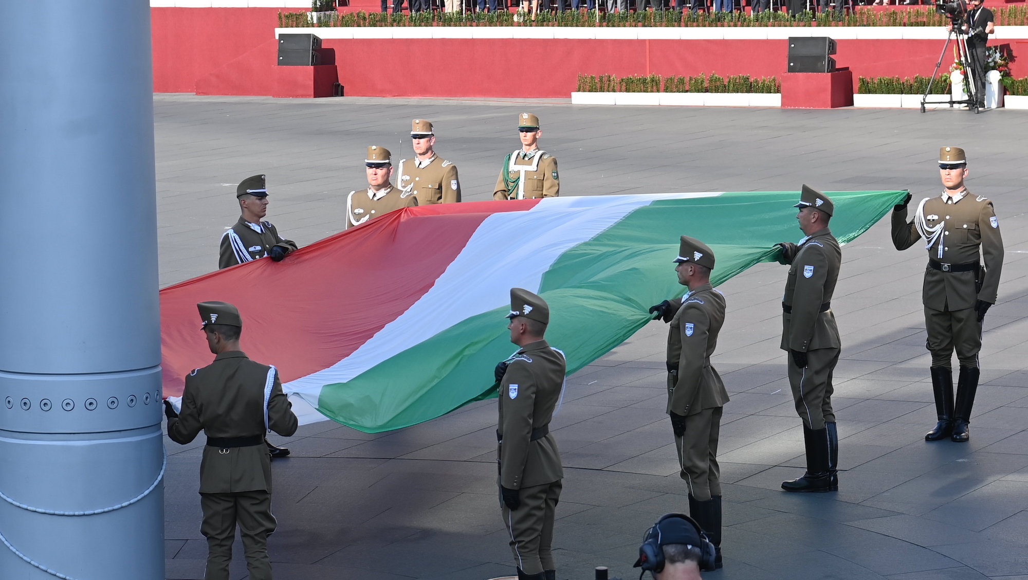 Katonai tiszteletadással felvonják Magyarország nemzeti lobogóját a Szent István-napi állami ünnepségen tartott zászlófelvonáson és tisztavatáson.