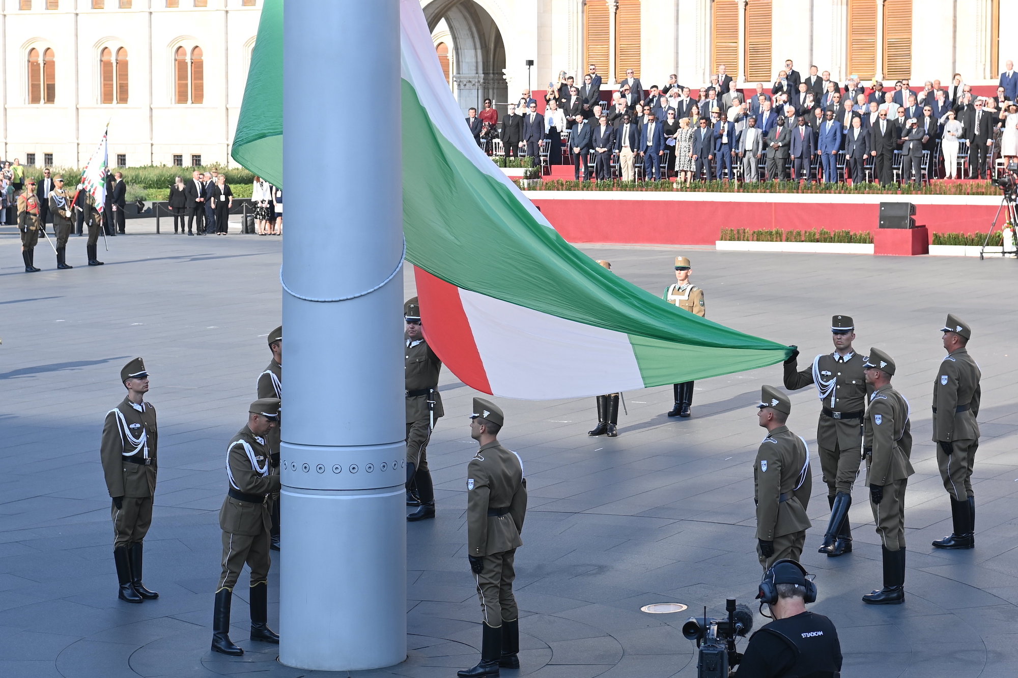 Katonai tiszteletadással felvonják Magyarország nemzeti lobogóját a Szent István-napi állami ünnepségen tartott zászlófelvonáson és tisztavatáson.