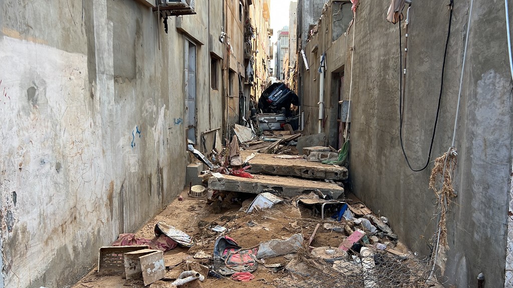 A Daniel vihar okozta árvízben megrongálódott épületek és autók látványa a líbiai Dernában.