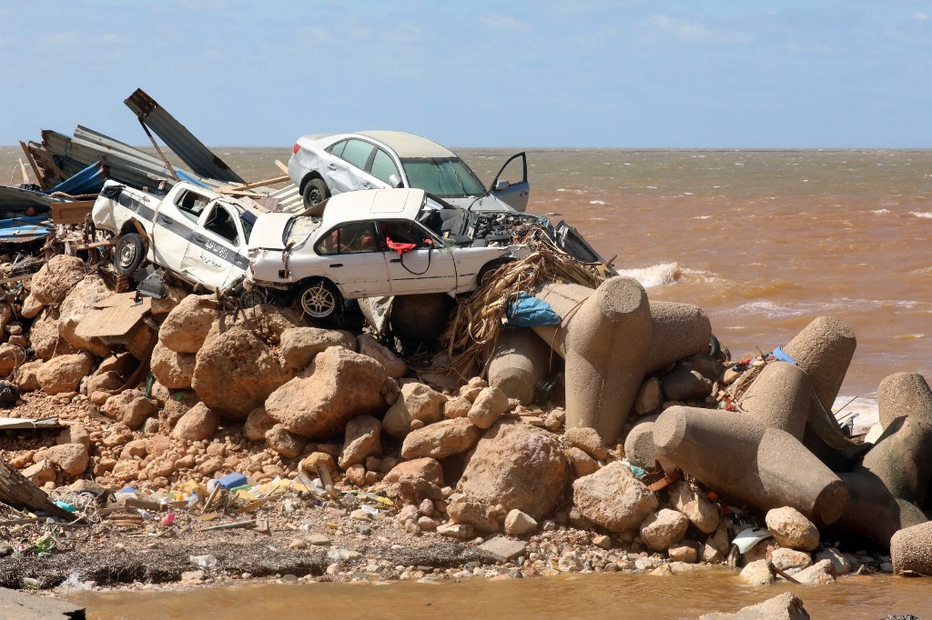 Autóroncsok a tengerparton Líbiában, miután lesújtott a Daniel mediterrán vihar.