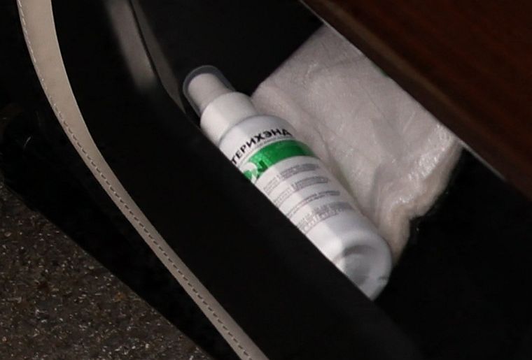 Orosz bőrfertőtlenítő spray egy autó ajtajának zsebében.