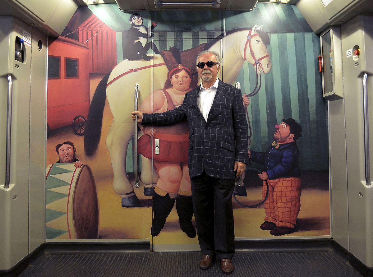 Fernando Botero egy, A cirkusz című festménysorozatával dekorált medellíni vasúti kocsiban.