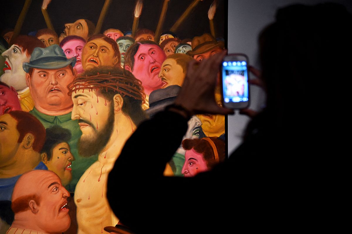 Fernando Botero Jézus és a tömeg című festménye.