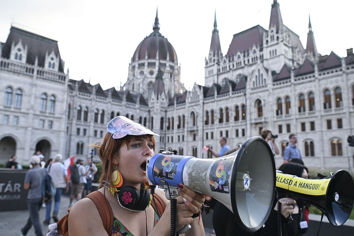 Résztvevő az Egységes Diákfront más szervezetekkel közös, az új pedagóguséletpálya-törvény elleni tüntetésén a Parlament előtt, a Kossuth téren 2023. szeptember 15-én.