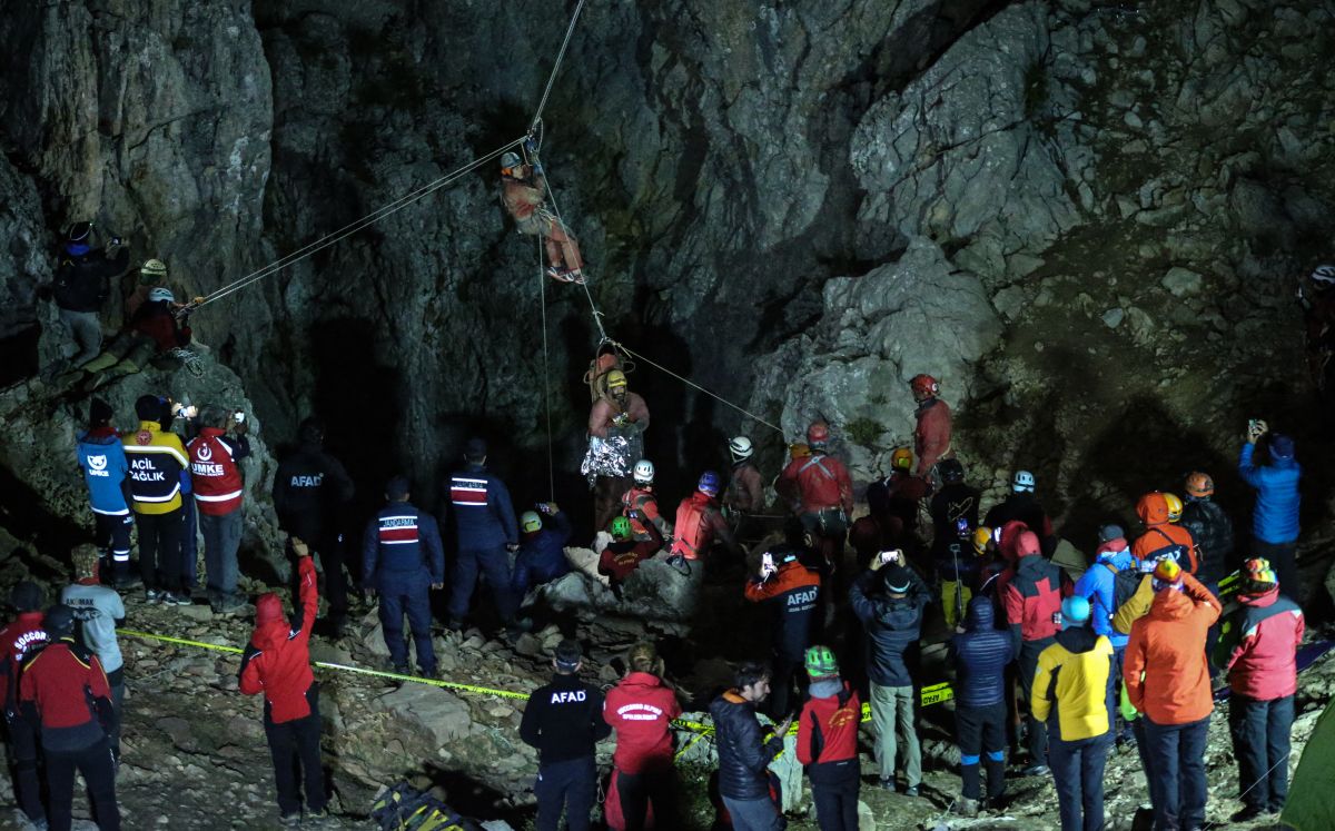 Mark Dickey barlangkutató kimentése egy törökországi barlangból.