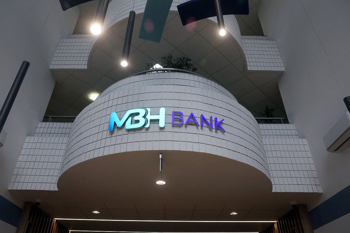 Az MBH Bank első, új arculati elemeit megjelenítő és a változó hazai ügyféligényeknek megfelelően, átfogóan megújított fiókja az átadása napján Miskolcon 2023. május 16-án.