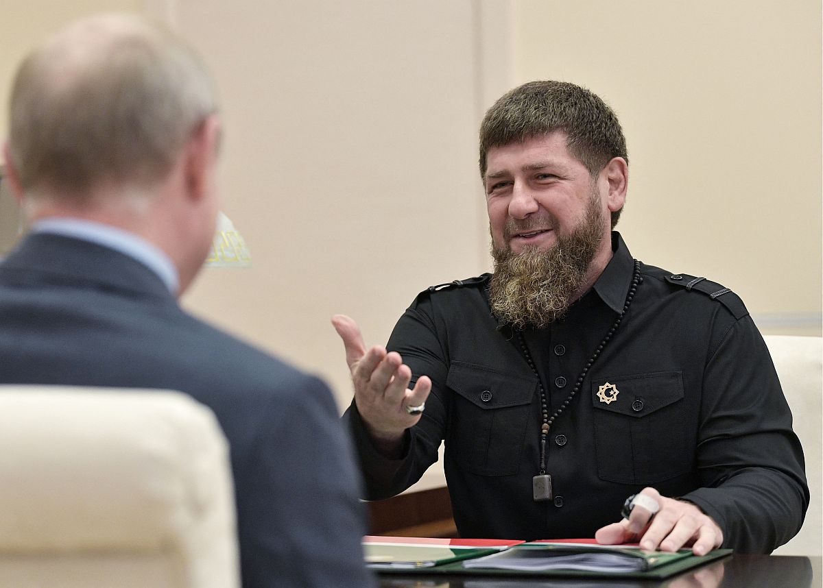 A mosolygó Ramzan Kadirov a fotósnak háttal ülő Vlagyimir Putyinhoz beszél.