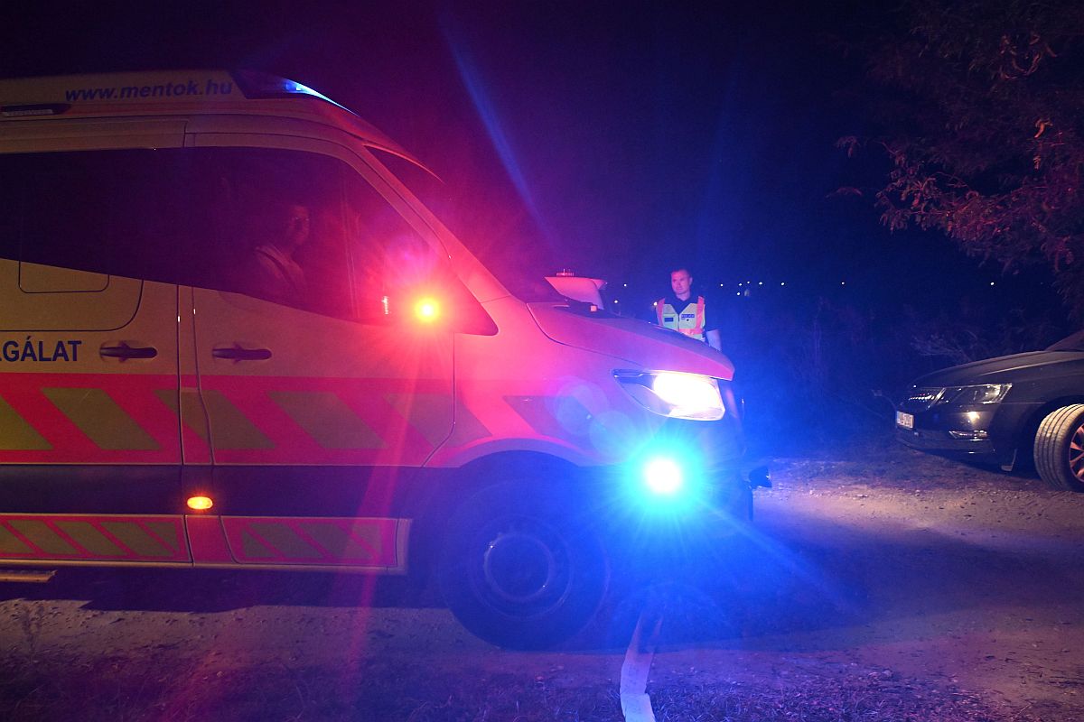 Rendőrök és mentők egy robbantás helyszínén Esztergom külterületén 2023. szeptember 20-án.