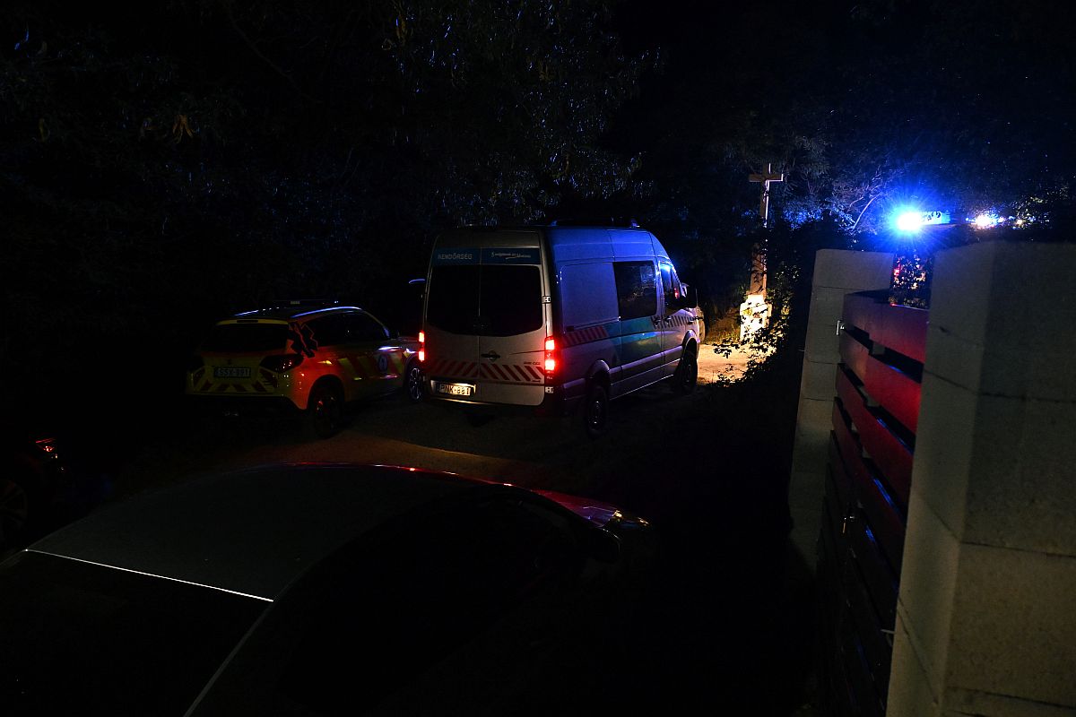 Rendőrautók egy robbantás helyszínén Esztergom külterületén 2023. szeptember 20-án.