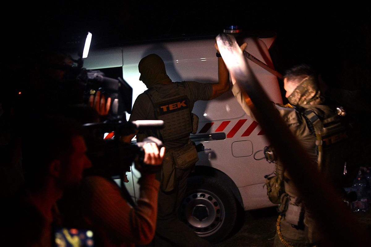 A Terrorelhárítási Központ (TEK) munkatársai egy robbantás helyszínén Esztergom külterületén 2023. szeptember 20-án.