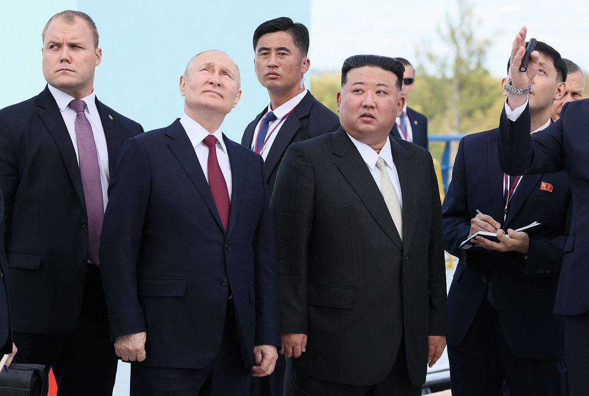 Vlagyimir Putyin és Kim Dzsong Un a magasba néz.