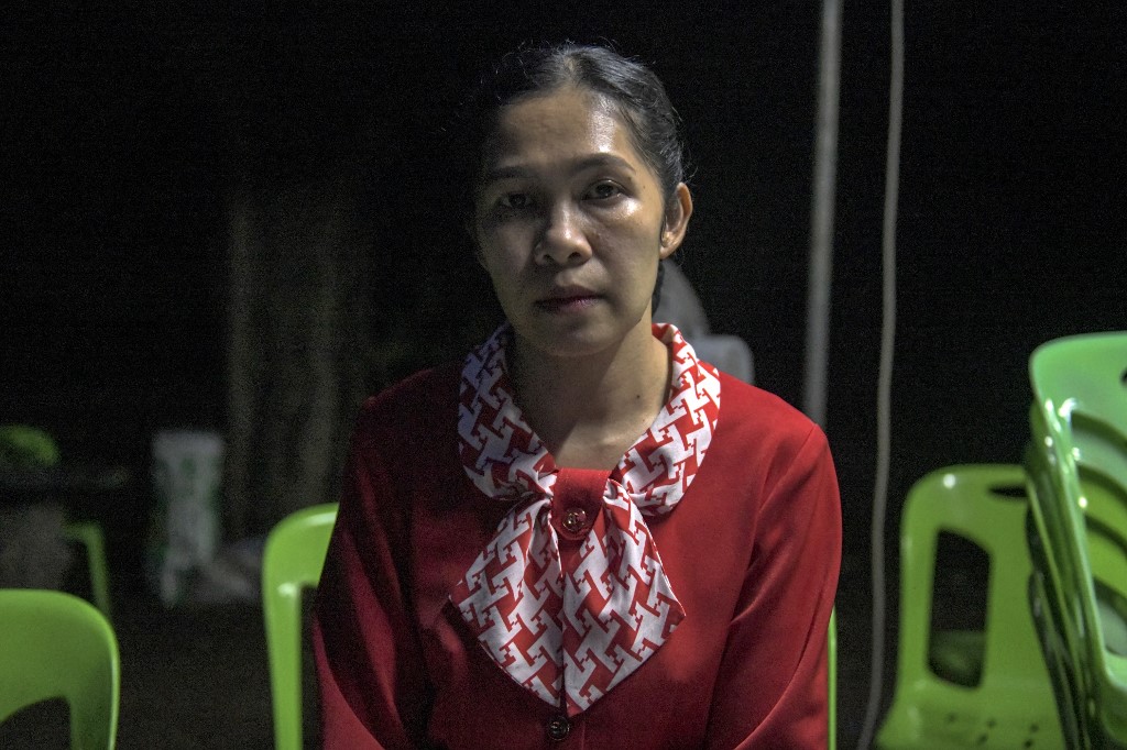 anyarat Suriyasri, a Hamász palesztin militáns csoport által Gázában túszként fogva tartott thaiföldi munkás, Owat Suriyasri felesége