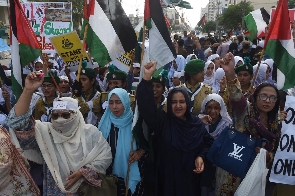 Tanárok és diákok vesznek részt a palesztin néppel való szolidaritási tüntetésen Karacsiban 2023. október 14-én, az Izrael és a Hamász között zajló konfliktus közepette.