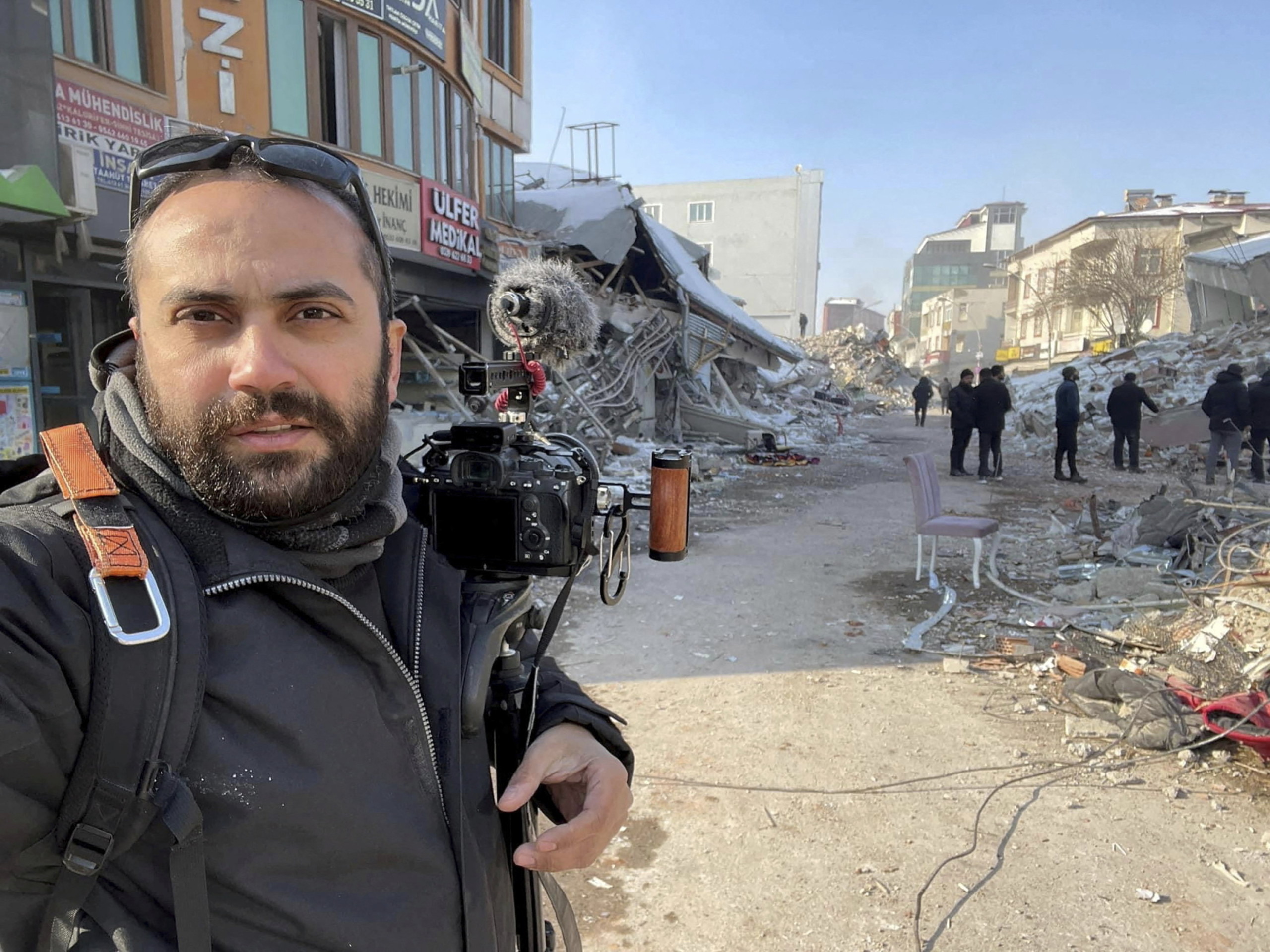 A Reuters hírügynökség által közreadott, 2023. február 11-én a törökországi Marasban készített kép Isszam Abdalláhról, a hírügynökség operatõrérõl, aki az izraeli-libanoni határon fekvõ Alma as-Saabiban 2023. október 13-án életét vesztette, miután egy izraeli rakéta eltalált egy külföldi újságírókból álló csoportot.